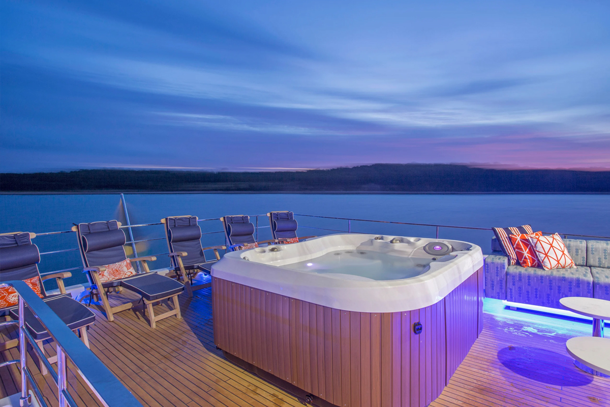 FERRETTI 108